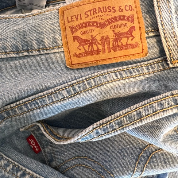 Levi's wedgie skinny jeans size 28. - Picture 6 of 7